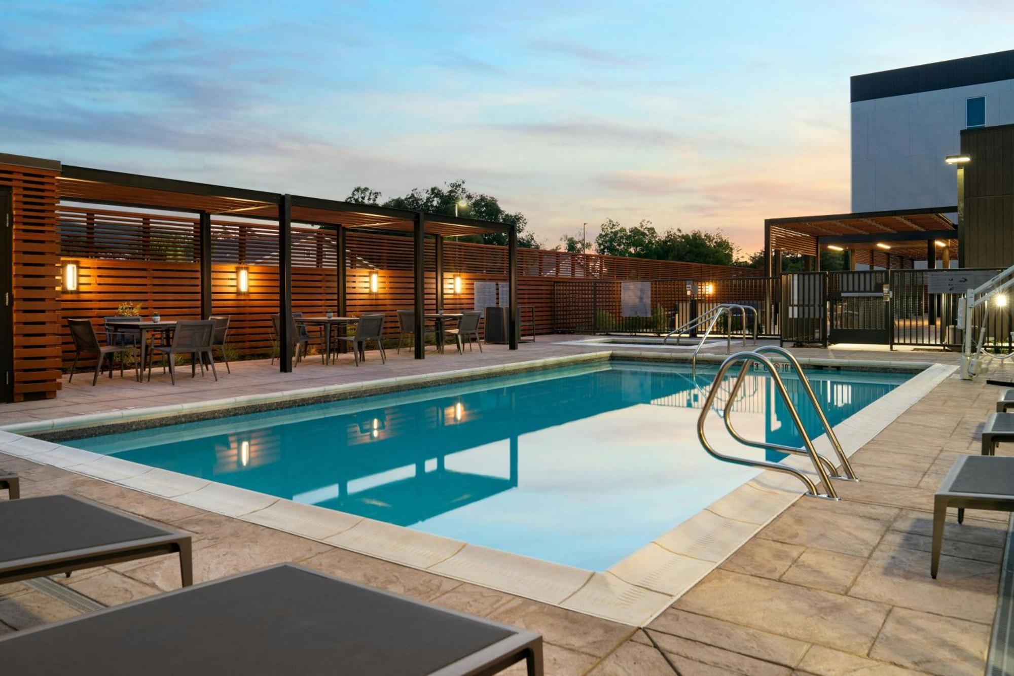 Courtyard By Marriott Fresno Clovis Hotel Bagian luar foto